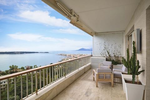 On the top floor of a prestigious residence, this superb 3-room apartment offers a breathtaking view of the sea and the Iles de Lerins. Renovated and furnished in a modern, refined style, this apartment features a bright, spacious south-facing living...