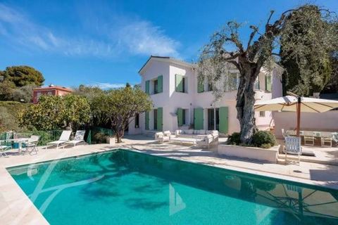 SOLE AGENT - this sumptuous property is set in a privileged, peaceful location on Cap Ferrat, just a few steps from Passable beach and the heart of the village. With views of the mountains and the bay of Villefranche, this property offers an exceptio...
