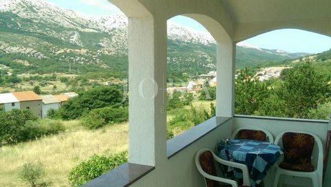Location: Primorsko-goranska županija, Baška, Draga Bašćanska. House in a row with 4 apartments in Draga Bašćanska on the island of Krk is for sale! The property has a total living area of 190m2 and is divided into two floors. It consists of 4 apartm...