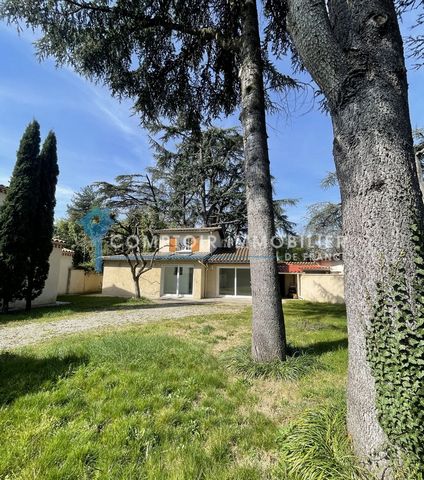 Sur la commune de Bourg-de-Péage, dans le quartier résidentiel de la Parisière, est disponible à la vente cette maison de 87m2 de type 4 sur une parcelle de 412m2. Entièrement cloturé et arboré de cèdres et de cyprès, le jardin orienté Est offre un b...