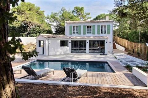 House for sale, Île de Ré, Les Portes en Ré. In immediate proximity to the beach and golf course, renovated house in 2023, on a landscaped plot of over 1,800 sqm. On the ground floor, an entrance with closets, a bright living room with an open or clo...