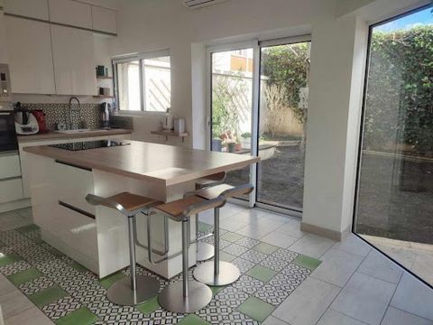 Lyon (69008) I offer you a completely renovated house of 112m² with its garage and garden area of 50M². Come and discover this superb completely renovated house of 112m², located in a sought-after area of Lyon 8? (Little Guille). It offers you a priv...