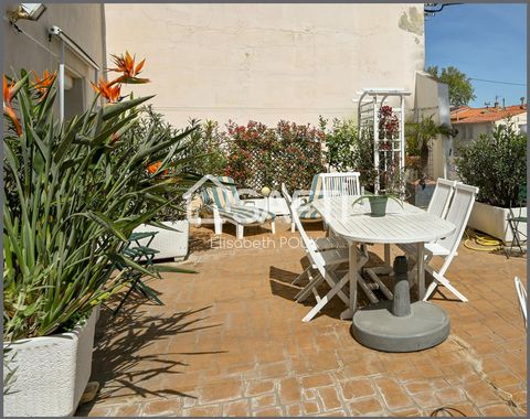 More of a city dweller? This atypical and bright 165m² house is made for you. In the heart of the town of CLAIRA, close to all useful amenities, you can enjoy its south-east facing terrace and three secure parking spaces. Its cleverly distributed roo...