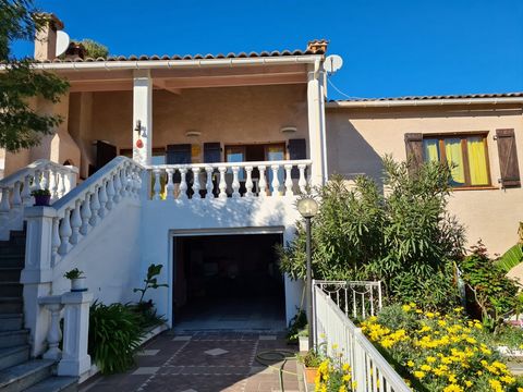 10 minutes from the centre of Menton, at the beginning of Castellar, rare recent villa in absolute calm, in green surroundings Beautiful terrace in front of the living room, swimming pool and jacuzzi with large beach terrace at the back of the villa,...
