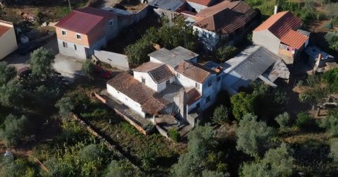 Village House in Quinta da Galvã, Parish of Lourosa, Oliveira do Hospital Explore the limitless potential of this charming village house. With a generous gross building area of 245m² on a 274m² plot, this property offers an exciting opportunity for t...