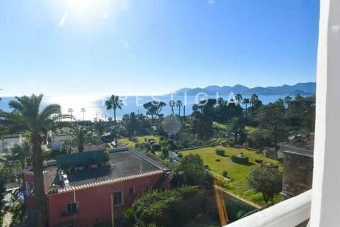 Exclusive, Cannes, close to shops and beaches, in a secluded luxury residence (Villa Victoria - built in 1850 in English colonial style), quiet, south-facing, with panoramic sea and Esterel views, with private access to the beaches, magnificent apart...
