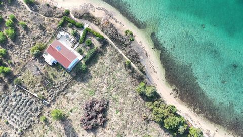 Location: Primorsko-goranska županija, Rab, Barbat na Rabu. RAB ISLAND, BARBAT - Secluded house 20m to the sea Ground floor first row to the sea, in Barbat on the island of Rab, for sale fully furnished with unique surroundings. The house has a floor...