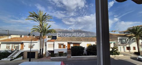 Piso en primera planta en Altea. La vivienda cuenta con 3 habitaciones, un baño completo, cocina funcional y dos terrazas: una interior para mayor privacidad y una exterior perfecta para disfrutar del sol mediterráneo. Ubicada en una zona residencial...