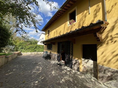 Zeer goed onderhouden appartement in een gedeelte van een boerderij, op het groene Toscaanse platteland, ten westen van Florence. Voor wie op zoek is naar stilte en rust, op slechts een paar kilometer van de stad. 130 m² – begane grond - voor 4/5 per...