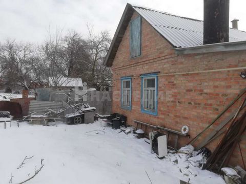 Номер в базе компании: 2343021. Продажа кирпичного дома Ростовская обл., Аксайский р-н., г. Аксай, район - Центр. Общая площадь 50 кв.м., участок 10 соток, фасад 13 метров, свет, вода, газ в доме. Ровный участок отлично подходит под строительство ваш...