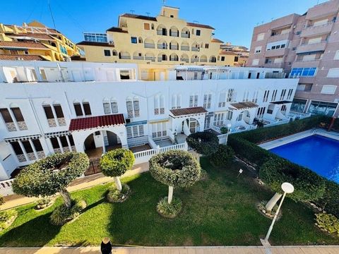 Duplex in privé urbanisatie met zwembad en groene zones Ontdek deze charmante duplex gelegen in een exclusieve privé urbanisatie in Torrevieja, Costa Blanca, die comfort, stijl en nabijheid van de zee combineert. Bebouwde oppervlakte: 100 m² Distribu...