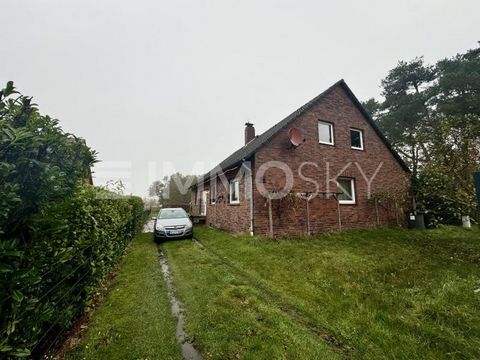 Welkom! Uitnodigende vrijstaande woning met grote tuin en uitgebreide moderniseringen! Deze charmante vrijstaande vrijstaande woning biedt alles wat u zich maar kunt wensen voor een comfortabele woning op ca. 224 m² woonoppervlak en een ruim perceel ...