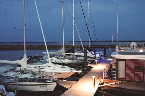 Disfrute de sus vacaciones en una casa flotante con toda la familia o relájese con buenos amigos, lejos del estrés y la vida cotidiana. Esta acogedora casa flotante (no se requiere licencia) es una casa de vacaciones flotante y tiene su amarre fijo y...