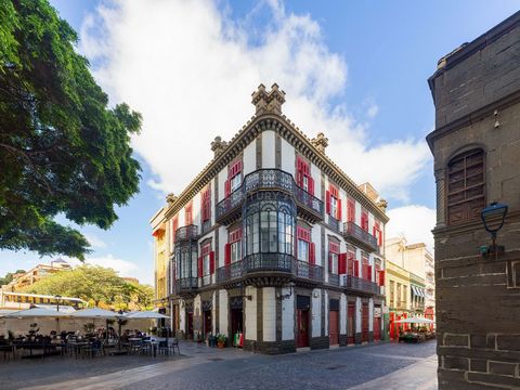 Emblematisches Gebäude zum Verkauf in einer der besten Gegenden von Las Palmas de Gran Canaria, im Herzen des historischen Zentrums der Stadt, Vegueta. Eines der schönsten und einzigartigsten Gebäude der modernistischen Architektur in der Stadt. Von ...