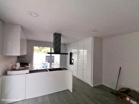 OFFER OF THE DEED of purchase and sale*. House under construction, with 4 rooms semi-detached duplex of contemporary architecture, with one bedroom on the ground floor, located in Fernão Ferro, in a consolidated area of houses. Benefit from the possi...