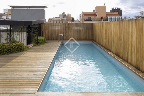 En pleno Eixample derecho, en la calle Girona, en una finca modernista, encontramos este magnífico piso moblado, de 3 habitaciones, con piscina y gimnasio comunitario. Todos los materiales y muebles son de alta calidad. En la zona de día encontramos ...