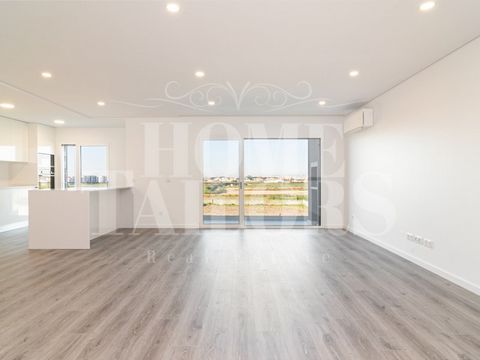 Promoción en la Urbanización Nossa Sra da Atalaia - Montijo. Apartamento de 5 dormitorios en la 4ª planta Dúplex con parking y balcones. Sala de estar y cocina con balcón en común. Buhardilla con terraza, baño y dos habitaciones (dormitorio o despach...