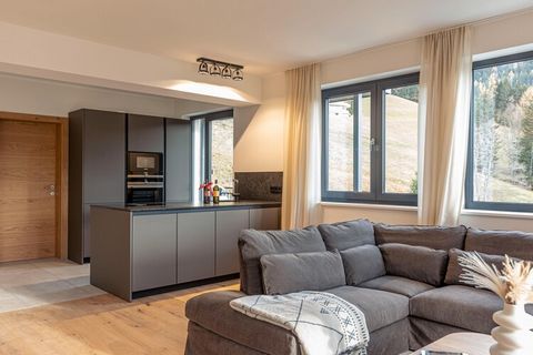 Tot 6 personen voelen zich thuis in de ruime 111 m² leefruimte. Het exclusieve penthouse appartement voor maximaal 6 personen & overloopzwembad heeft drie slaapkamers met comfortabele boxspring tweepersoonsbedden en drie badkamers met douche en toile...