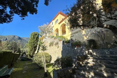 Diese außergewöhnliche Wohnung befindet sich in einem ehemaligen florentinischen Palast mit Blick auf die Bucht von Monaco. Bestehend aus einem großen, hellen Wohnzimmer von 60 m2 mit einer modernen offenen Küche, die einen Wohnraum schafft, der sowo...