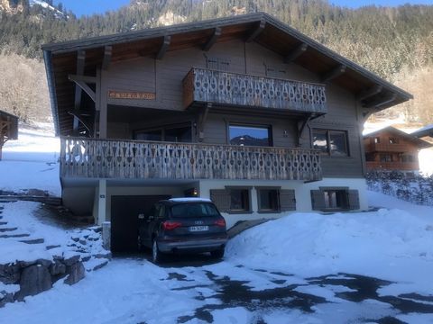 Dop Makelaars bietet: Chalet La Vie en Roos in Châtel. Dieses schöne freistehende Chalet bietet einen spektakulären Blick über Châtel, Portes du Soleil. In der sehr beliebten Gegend von La Ravine gelegen, erreichen Sie innerhalb weniger Minuten mit d...