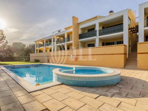 Apartamento T2 com 139m² de área bruta privativa, terraços, estacionamento e arrecadação, totalmente remodelado, localizado nos Terraços do Millennium, em Vilamoura, Algarve. Este apartamento contemporâneo, com vistas para o campo de golfe, oferece u...