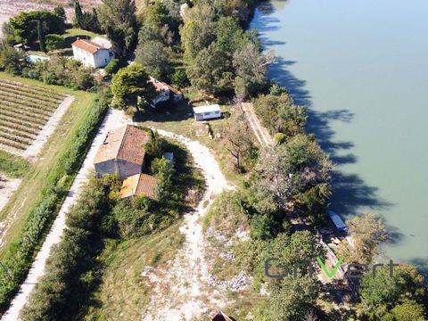 Die Agentur Grivert präsentiert diese schöne Immobilie zur Renovierung in der Camargue am Ufer der Rhône auf einem riesigen Grundstück von 9201m2, das sich auf drei separate Grundstücke verteilt. Das Anwesen besteht aus mehreren Gebäuden, einem Haupt...