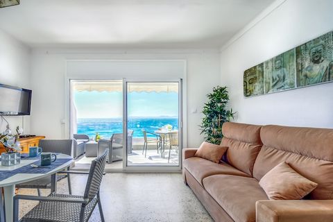 Este acogedor y luminoso apartamento de 35 m² en primera línea de playa tiene capacidad para cuatro personas y ofrece una relajante escapada junto al mar con acceso directo a Platja Almadrava, a solo 50 metros de distancia. Cuenta con un cómodo dormi...