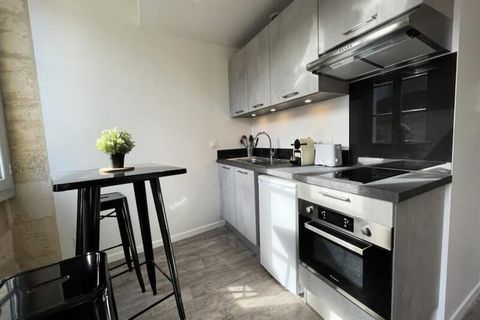 Deze charmante studio van 26 m², onlangs gerenoveerd, combineert comfort en stijl, met een slaapbank en moderne voorzieningen. Het biedt plaats aan maximaal twee personen en heeft een volledig uitgeruste keuken met een oven, koelkast, koffiezetappara...