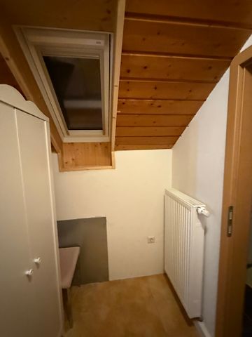 Die Dachgeschosswohnung ist über einen gemeinsamen Hauseingang zugänglich, den sich die Bewohner mit anderen Parteien im Gebäude teilen. Innerhalb des Hauses führt eine Treppe direkt zum Dachgeschoss, das durch eine separate Wohnungstür betreten wird...