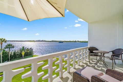 Les soucis disparaissent en regardant la vaste étendue de l’Intracoastal depuis cette unité riveraine. Regardez le flot de bateaux flotter devant votre balcon pendant que vous dégustez un café le matin ou détendez-vous et regardez les couchers de sol...