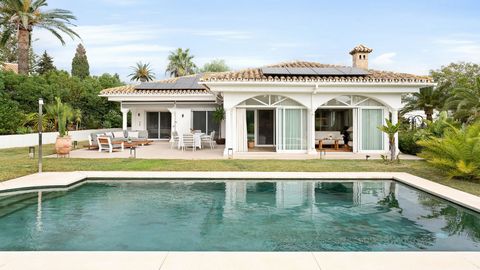 Villa Ania te invita a un mundo de vida refinada en el tranquilo vecindario de Elviria, una zona codiciada reconocida por su ambiente apacible y familiar. Meticulosamente renovada en 2022, esta exquisita villa de una sola planta armoniza la arquitect...