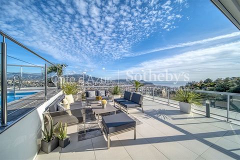 Auf den ersten Höhen des Hügels von Saint-Pierre de Féric befindet sich ein außergewöhnliches zeitgenössisches Penthouse mit mehr als 80 m². Terrasse mit privatem Pool. Der Blick auf die Stadt, die Bucht der Engel und die Berge ist grandios. Die groß...