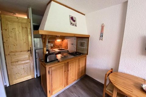 Ten uroczy apartament o powierzchni 27 m², idealny dla maksymalnie 4 osób, znajduje si? w rezydencji typu „Ski-in/Ski-Out” i oferuje komfortowy pobyt ze wspania?ymi widokami na góry. W sk?ad nieruchomo?ci wchodzi k?cik górski z ?ó?kami pi?trowymi i r...