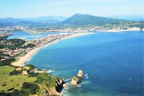 Situé dans un quartier privilégié d'Hendaye, ce studio moderne est parfait pour les petites familles ou les groupes. Il dispose d'un coin salon confortable avec un canapé-lit double, pouvant accueillir jusqu'à 4 personnes. L'appartement comprend une ...