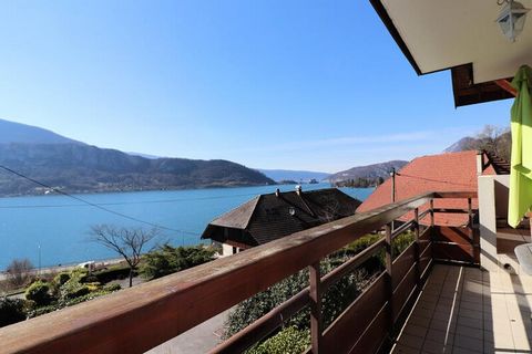 Gelegen op 50 m van het meer van Annecy, biedt deze residentie een gemakkelijke toegang tot de stranden, op de fietsbare piste en in het centrum van het dorp Talloires. Le golf is 5 minuten onderweg, en Annecy 20 minuten. De skistations van Aravis (L...