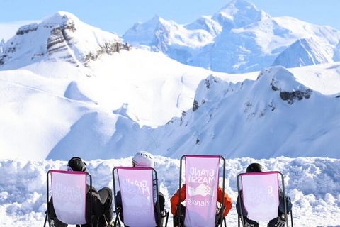 Questo affascinante chalet bifamiliare di 50 m² nel villaggio di Morillon offre un rifugio accogliente per un massimo di 5 persone, con spazio per 7. ָ dotato di un confortevole soggiorno con divano letto e due camere da letto, una con un letto da 14...