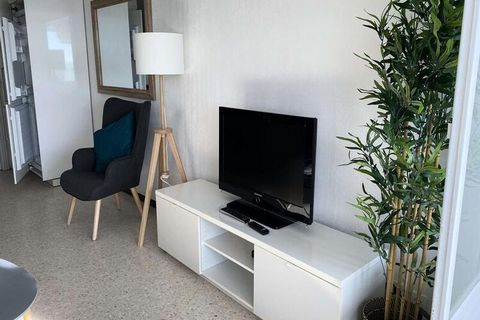 Migliora la tua vacanza con questo grazioso appartamento a Bandol con vista sul mare L'appartamento può ospitare fino a 4 persone ed è composto da: - Un soggiorno dotato di divano letto - Una cucina aperta sul soggiorno - Una zona notte con letto mat...