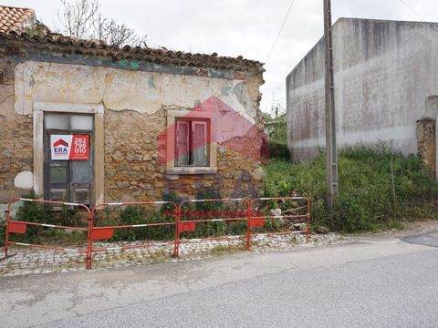 Haus zum Renovieren in Cartaxo. Gelegen auf einem Grundstück von 474 m² und mit einer Bruttobaufläche von 123 m². Ausgezeichnete Lage im Stadtzentrum. In der Nähe von Geschäften, Dienstleistungen und mit guter Anbindung. *Die bereitgestellten Informa...