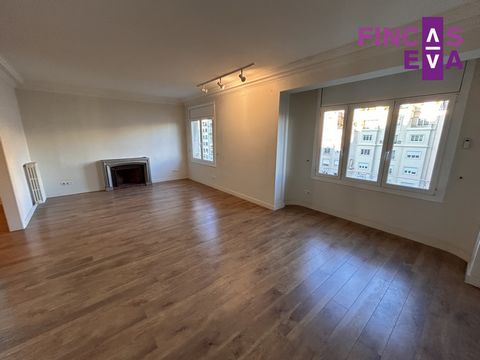 Fincas Eva presenta este magnífico piso ubicado en la exclusiva Avenida Pau Casals al lado del Turó Park. La vivienda, ubicada en la sexta planta, recibe luz natural tanto del salón principal como de las habitaciones. El inmueble consta de 191 m2 con...