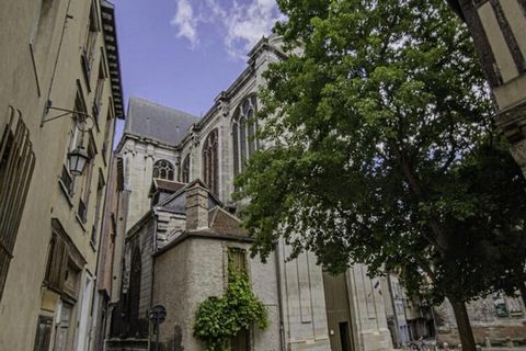 Aangename triplex waarvan de begane grond u naar de eerste verdieping brengt met een kathedraalwoonkamer, een open keuken en een master suite met badkamer. Op de tweede verdieping vindt u de meest bijzondere slaapkamer van de woning met een glazen da...