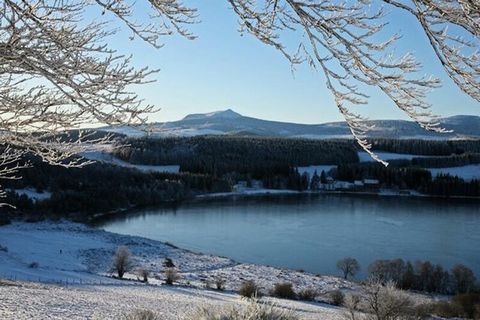 Lämna byn St Front mot Fay-sur-Lignon, följ D263 mot Lac de St Front och ta första vägen till vänster mot Couteaux. Sväng sedan höger på bron och gå upp till toppen av byn. Oberoende stenhus med en liten tomt (150 m²), beläget i en grön miljö, i utka...