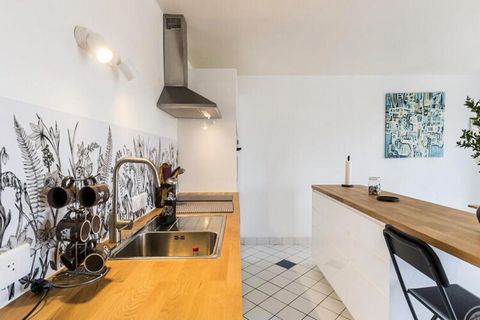 Huis grenzend aan een woning. Woonkamer met houtkachel (1e mand hout gratis, de overige zijn in de handel verkrijgbaar). TV. Keuken open naar woonkamer (oven, 2-pits kookplaat, vaatwasser, koelkast met vriesvak, magnetron, wasmachine). Boven, slaapka...