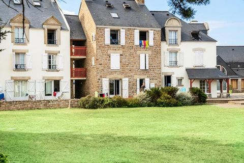 Second district of a friendly village, the Port du Crouesty Village residence distributes its traditional Breton facades just a few steps from the port as well as the ocean, on the Rhuys peninsula, between the Gulf of Morbihan and the bay from Quiber...