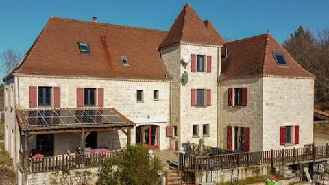 Auf einem Hügel mit Blick auf die Haine, in der schönen Landschaft des Lot, befindet sich hier eine prächtige Residenz von ca. 548 m² Wohnfläche (insgesamt 655 m²). Das Interieur wurde gerade komplett saniert, alles wurde überprüft, durchdacht, isoli...