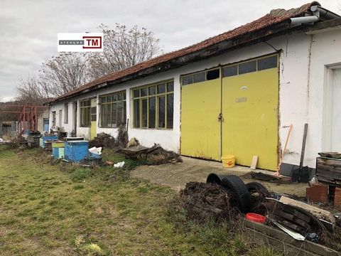 TM IMOTI verkoopt een bedrijfspand, dat is gelegen aan de weg naar Stara Zagora Baths, in het gebied van de Zwarte Brug, op 100 meter van de hoofdweg. Er is een massief stenen gebouw op de 1e verdieping met een bebouwde oppervlakte van 324 m². met ee...