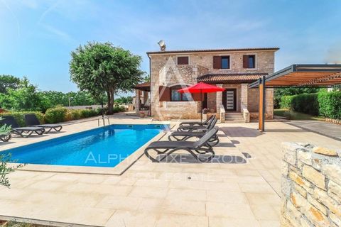 Nestled in a serene location between Vrsar and the Lim Channel, this authentic stone house combines Istrian charm with modern comfort. Set on a 650 m² plot, the property boasts a total living space of 168 m². The ground floor features a spacious livi...