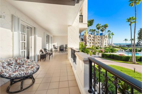 Situé dans la zone sud-est de l’une des îles les plus exclusives et privées du pays, se trouve cette magnifique résidence d’angle classique avec vue directe sur la marina de Fisher Island et l’océan Atlantique. Bayside village offre deux piscines pri...