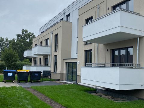 Schöne Wohnung im Hochparterre mit eigenem kleinem Garten: Loftartige große Wohnküche (42qm) und behindertengerechtem Badezimmer und geräumigen Schlafzimmer (15qm), eigenem Balkon, Blick ins Grüne. Wahlweise kann ein Tiefgaragenstellplatz dazu gebuch...