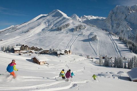 Cette résidence 5 étoiles propose un séjour luxueux au cœur de La Clusaz, parfait pour ceux qui recherchent à la fois confort et aventure. Le bien comprend un appartement haut de gamme doté d'une cuisine entièrement équipée, d'un séjour avec un canap...