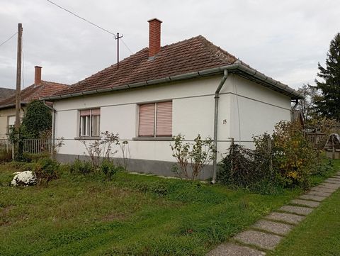 Size: 96 m² Lot Size: 3,124 m² Rooms: 2 + 1 half Condition: Renovation Required Year Built: Between 1950 and 1980 Levels: Single-story View: Garden Garage: Included Key Features: Spacious Layout: This cozy family home boasts a generous floor plan wit...